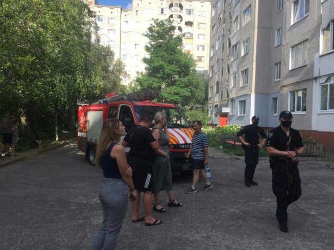 У Рівному горіла багатоповерхівка, евакуювали цілий під'їзд. ФОТО