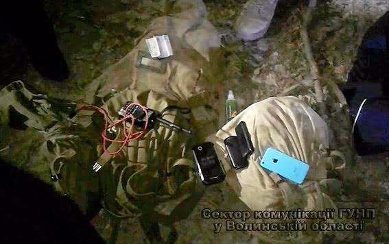 На Волині група чоловіків незаконно видобувала бурштин. ФОТО