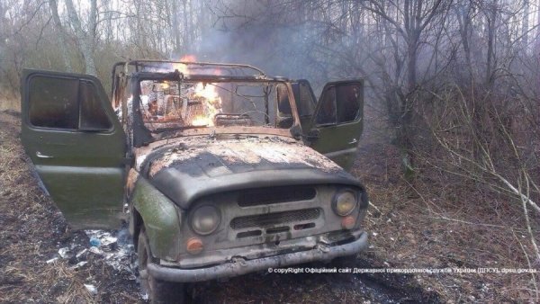 На Волині контрабандисти спалили машину, повну цигарок. ФОТО