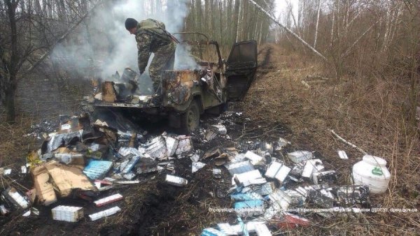 На Волині контрабандисти спалили машину, повну цигарок. ФОТО