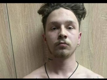 «Тіло доведеться почистити»: у Білорусі затримали чоловіка за татуювання з гербом України