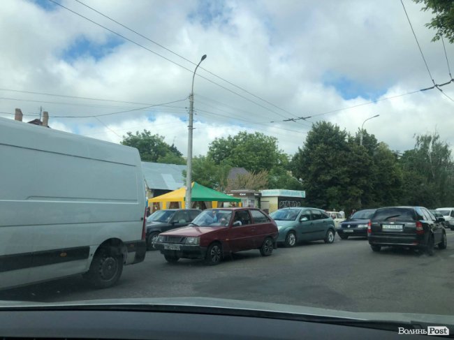 Луцьк стоїть у заторах через надзвичайну ситуацію на Театральному майдані 