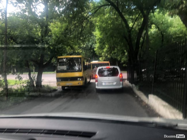 Луцьк стоїть у заторах через надзвичайну ситуацію на Театральному майдані 