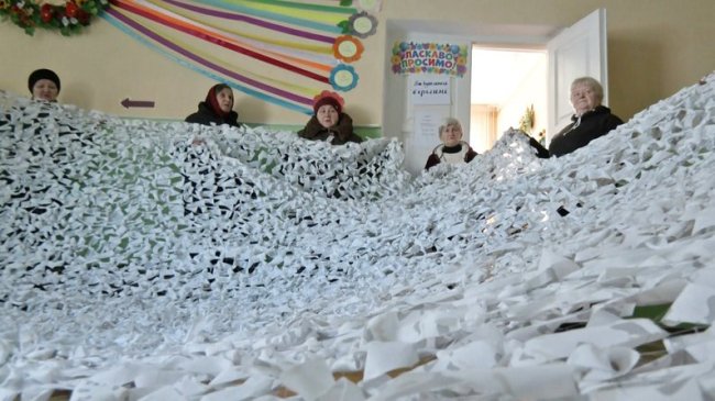 Волонтери у бібліотеці на Волині сплели понад 500 маскувальних сіток для ЗСУ