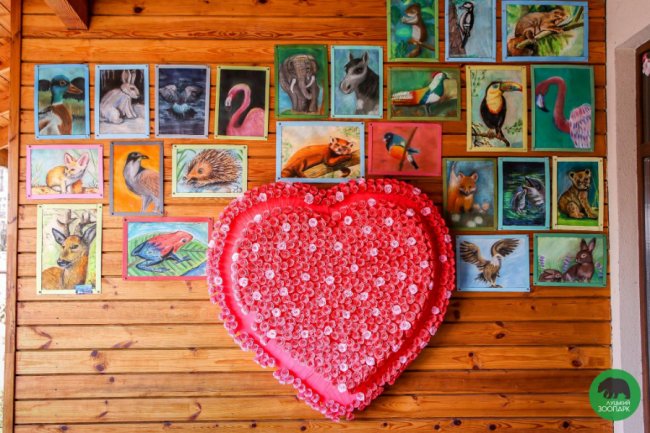 Юні луцькі художники презентували виставку робіт у луцькому зоопарку. ФОТО