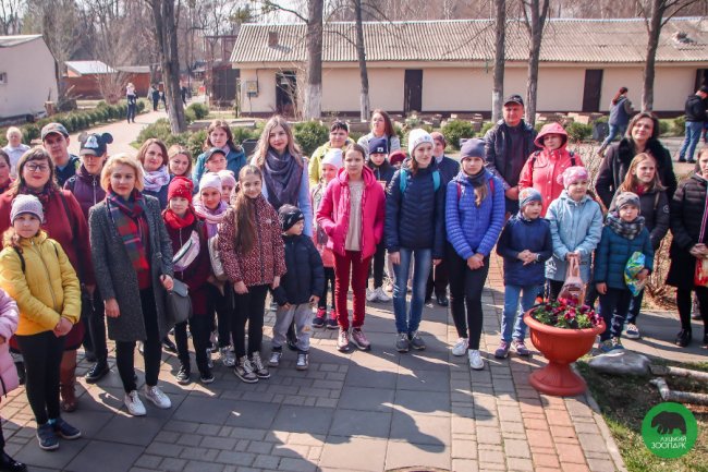 Юні луцькі художники презентували виставку робіт у луцькому зоопарку. ФОТО
