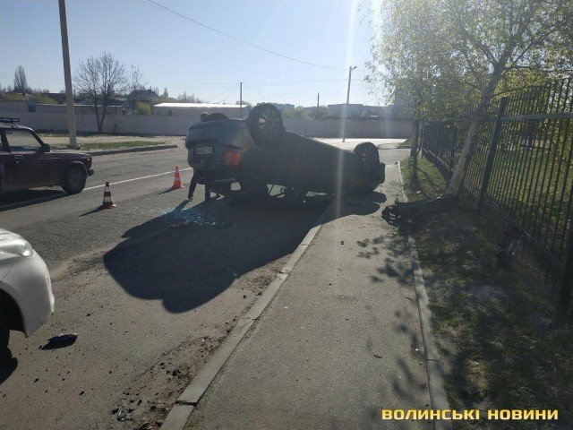На Чорновола у Луцьку автівка врізалася в дерево і перекинулася на дах: водійка – в лікарні