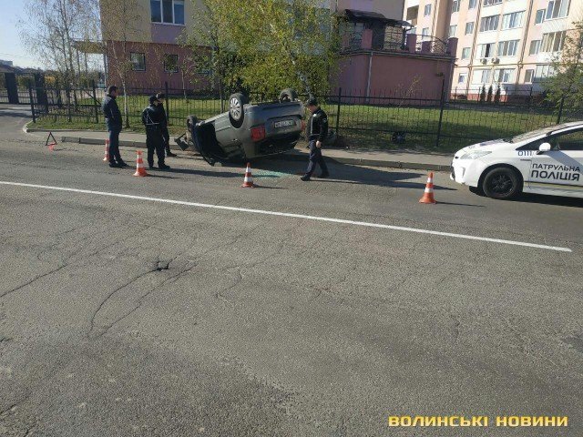 На Чорновола у Луцьку автівка врізалася в дерево і перекинулася на дах: водійка – в лікарні