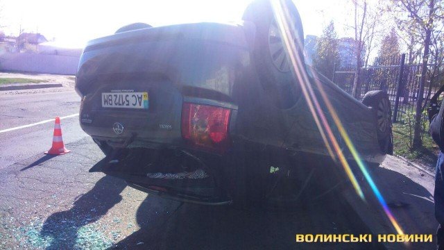 На Чорновола у Луцьку автівка врізалася в дерево і перекинулася на дах: водійка – в лікарні