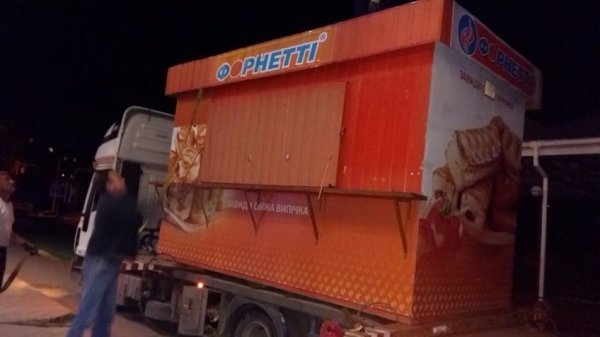 Луцькі муніципалі вночі демонтували кілька кіосків