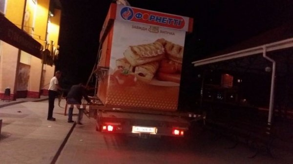 Луцькі муніципалі вночі демонтували кілька кіосків