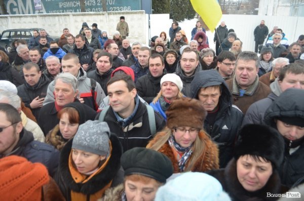 Блокування ВВшників у Луцьку: день другий. ФОТО