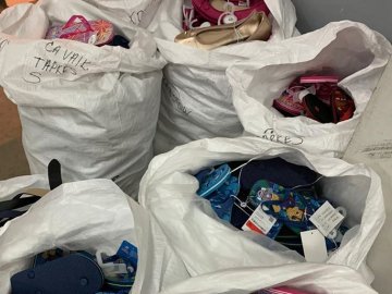 На «Ягодині» у фурі знайшли декілька мішків незадекларованого одягу та взуття