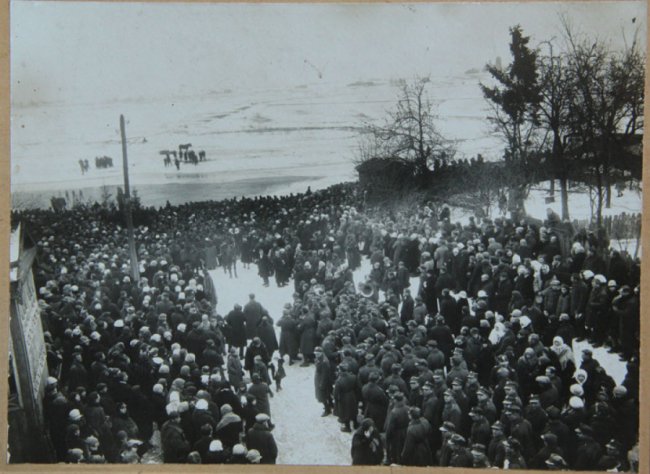 Сотні людей і святкова хода: яким було Водохреще в Луцьку 90 років тому. РЕТРОФОТО 