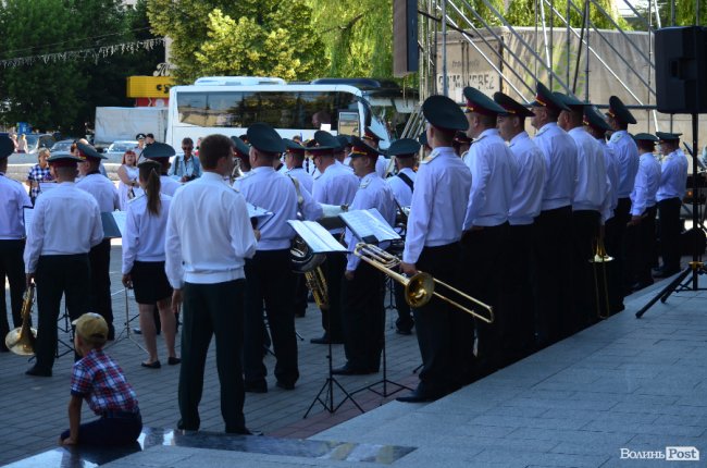 У центрі Луцька грав оркестр Нацгвардії. ФОТО