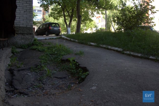 У Нововолинську руйнується підвал будинку: мешканці бояться обвалу. ФОТО