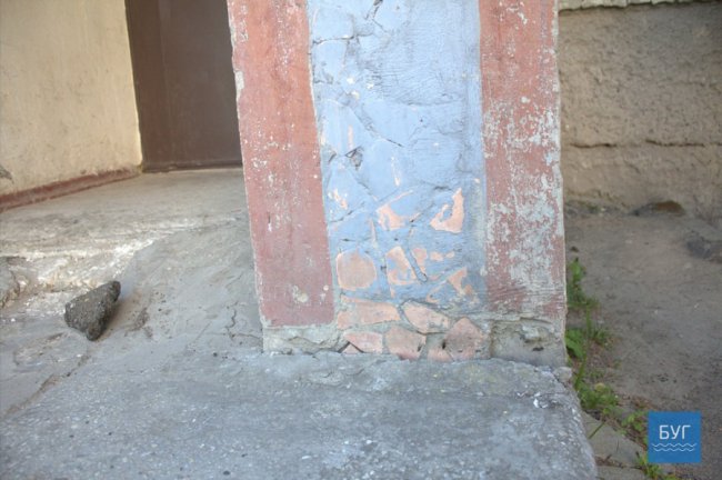 У Нововолинську руйнується підвал будинку: мешканці бояться обвалу. ФОТО