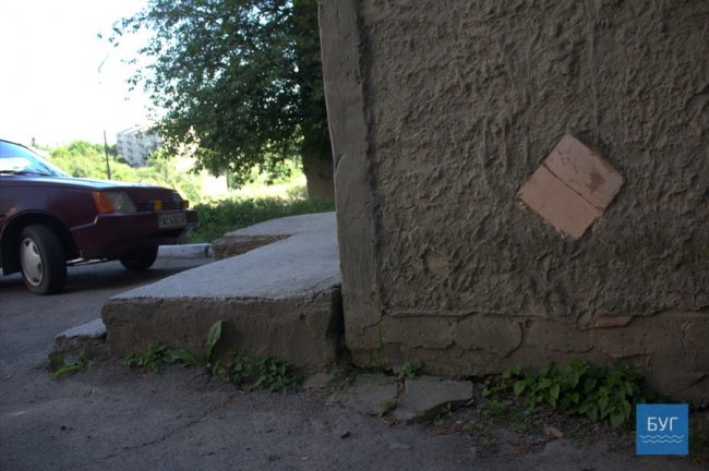 У Нововолинську руйнується підвал будинку: мешканці бояться обвалу. ФОТО