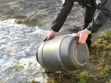 У селі на Волині поліцейські вилучили та вилили кілька літрів самогону 