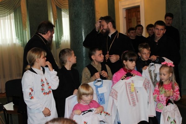 Луцьким сиротам на Покрову подарували вишиванки