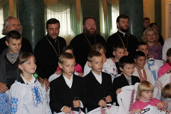 Луцьким сиротам на Покрову подарували вишиванки