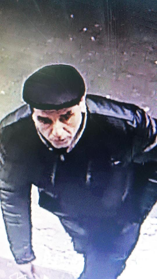 У Луцьку просять впізнати шахрая, який пограбував жінку на інвалідному візку. ФОТО