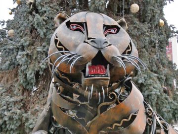 У центрі Луцька встановили новорічні ковані фігури. ВІДЕО