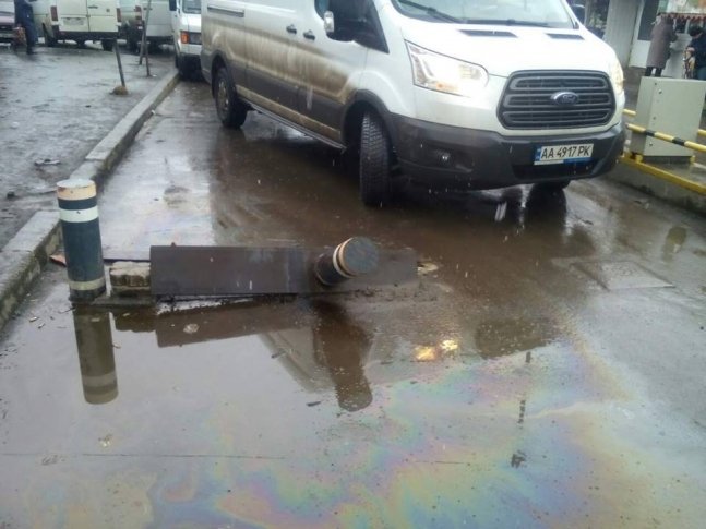 Невідомі пошкодили болард біля луцького ринку. ФОТО