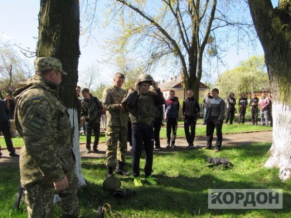 На Волині юнаків готують до бою. ФОТО