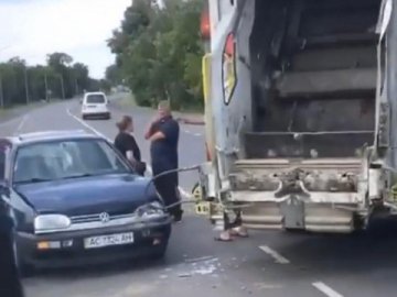 Поблизу Луцька Volkswagen не поділив дорогу зі сміттєвозом. ВІДЕО