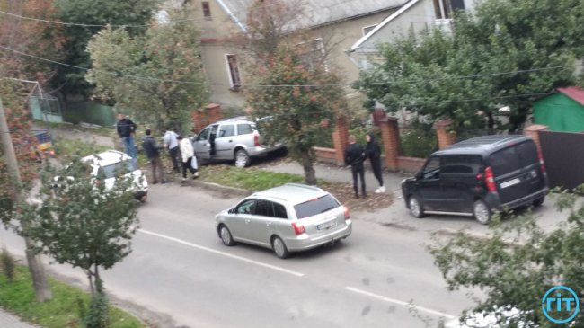 Водій виїхав на тротуар і врізався в дерево: ДТП у Луцьку.ФОТО