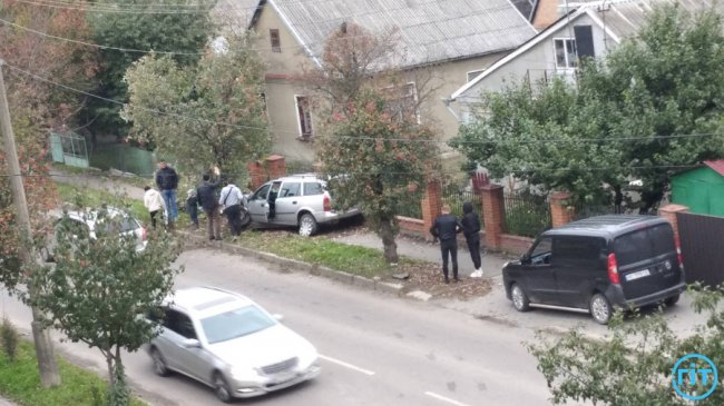 Водій виїхав на тротуар і врізався в дерево: ДТП у Луцьку.ФОТО