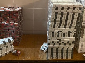 На «Ягодині» у двох бусах знайшли понад 10 тисяч пачок контрабандних сигарет