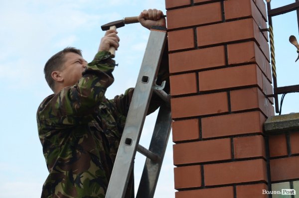 Активісти, які намагалися розібрати не лише паркан, а ще й баню, розійшлися.  ФОТО