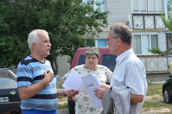 Активісти, які намагалися розібрати не лише паркан, а ще й баню, розійшлися.  ФОТО