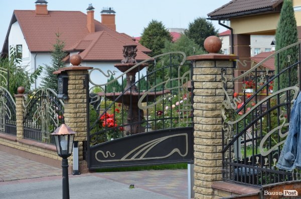 Активісти, які намагалися розібрати не лише паркан, а ще й баню, розійшлися.  ФОТО