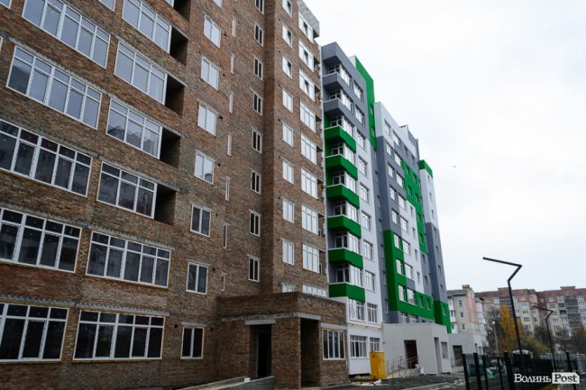 Холод – не завада: як у Луцьку будують «карамельний» житловий комплекс. ФОТО*