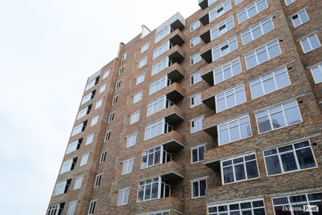 Холод – не завада: як у Луцьку будують «карамельний» житловий комплекс. ФОТО*