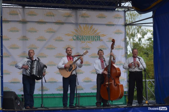 Урожай, частування та співи: у Луцьку святкують «Обжинки»