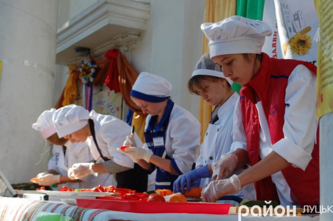 «Бурштинова осінь»: страви, мода і музика