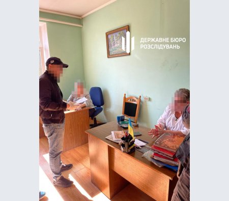  Вимагала гроші за оформлення інвалідності: посадовиця на Львівщині намагалася з'їсти гроші при затриманні