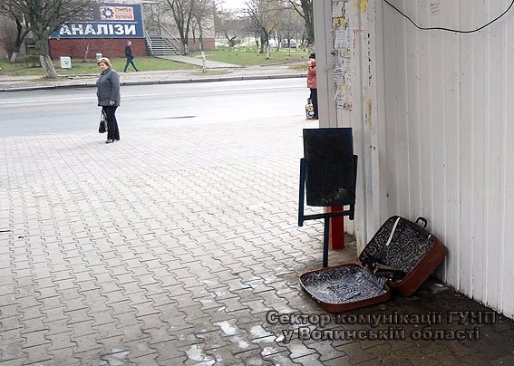 У Луцьку на зупинці знайшли підозрілу валізу. ФОТО 