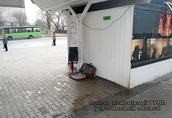 У Луцьку на зупинці знайшли підозрілу валізу. ФОТО 
