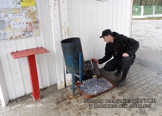 У Луцьку на зупинці знайшли підозрілу валізу. ФОТО 
