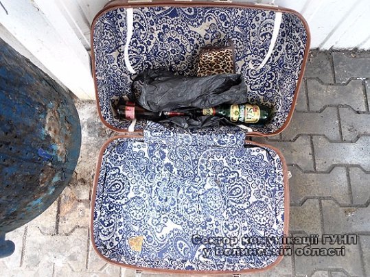 У Луцьку на зупинці знайшли підозрілу валізу. ФОТО 