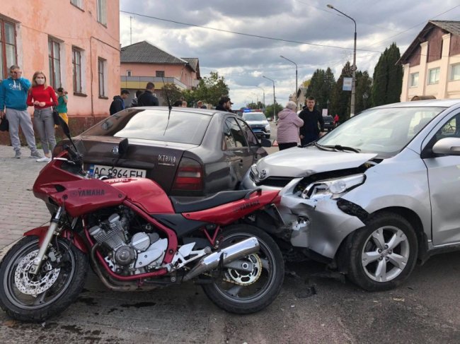 У Нововолинську водійка за кермом Toyota протаранила мотоцикліста. ФОТО
