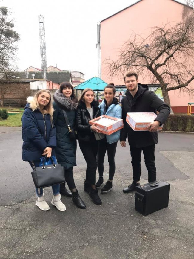 Луцькі стилісти робили зачіски вихованцям дитбудинку. ФОТО