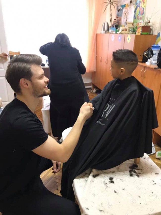 Луцькі стилісти робили зачіски вихованцям дитбудинку. ФОТО