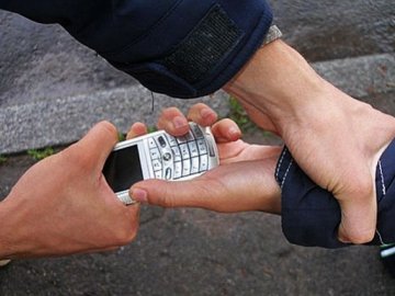 На Волині у чоловіка посеред вулиці викрали телефон 