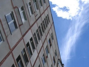 В Дніпрі школярка випала з 11-го поверху